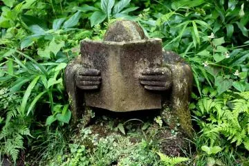 <p>This monk is obviously a bookworm!</p>