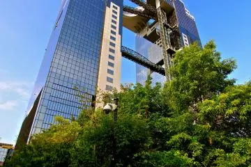 <p>แหงนหน้ามองดู "Umeda Sky Building"</p>