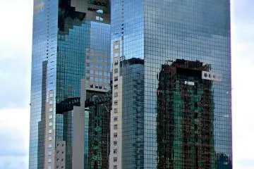 <p>Umeda Sky Building สีฟ้าที่ดูจะกลืนไปกับบรรยากาศท้องฟ้าโดยรอบ</p>
