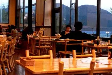 <p>Country decor and lakeside views.</p>