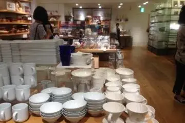 <p>일층에 전시되어있는 깔끔한 그릇들이랍니다.</p>