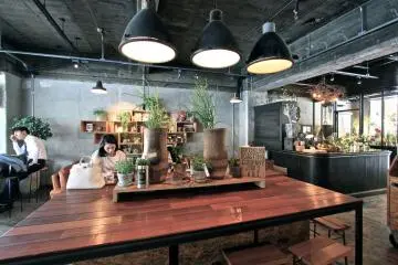 <p>โต๊ใหญ่กลางร้าน</p>