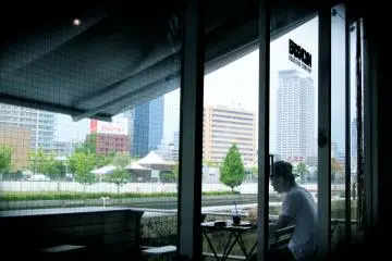 <p>ระเบียงด้านนอกหันหน้าสู่แม่น้ำ ใครอยากนั่งเหม่อมองเมฆ สูดอากาศเชิญได้ตามสบาย</p>