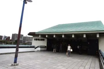 <p>'Osakajokoen (Osaka Castle Park)' Station viewed from the pedestrian overpass</p>