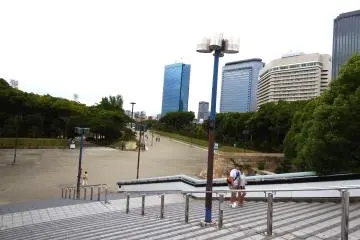 <p>Go down the stairs... Where is Osaka Castle anyway?</p>