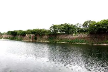 <p>Wow! What a big moat!</p>
