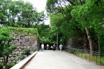 Ini adalah jalan keluar menuju Gerbang Aoyamon, gerbang pertama yang mencapai Kastil Osaka. Gerbang seperti apa yang akan menunggu Anda ...?!
