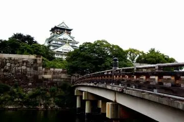 Untuk mencapai menara utama Kastil Osaka, Anda harus menyeberangi jembatan ini...