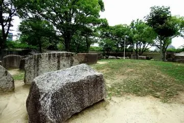 Setelah Tokugawa Shogun menyerang Kastil Osaka untuk menghancurkan Klan Toyotomi, mereka membangun kembali kastil yang terbakar. Mereka memerintahkan setiap Daimyo (penguasa lokal) untuk menambang batu-batu lokal besar dan menggunakannya untuk membangun kembali dinding batu di sini, dan di beberapa batu, lambang keluarga para raja yang harus berpartisipasi dalam rekonstruksi dipahat