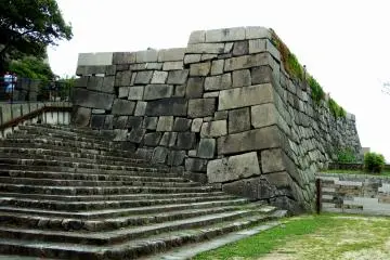 Dapatkah Anda melihat tanda-tanda peluru di permukaan dinding batu di bagian bawah di sisi kanan?