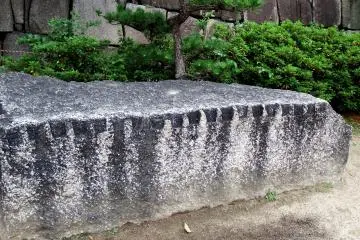 <p>What is this? A stone bench?</p>