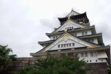 <p>The front view of the main tower of Osaka Castle...how magnificent!</p>
