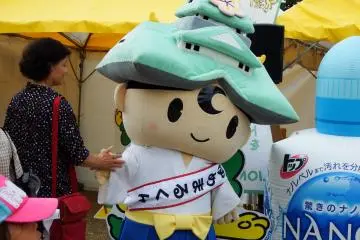 <p>The mascot character of Osaka Castle, 'Yumemaru-kun' (Dream Boy?!) was welcoming visitors</p>