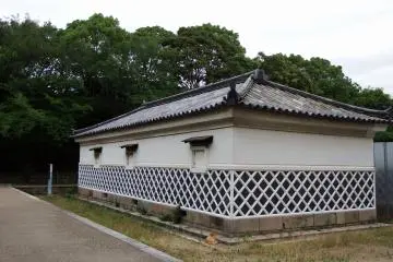 <p>Although this is an important cultural property, no one was paying attention to it...well, I can understand that, it's not that interesting to look at an EMPTY treasure house!</p>