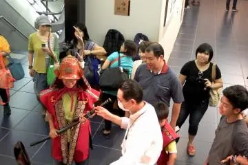 <p>One of the visitors is trying out the samurai costume. She looks very pleased and satisfied! FYI, this is Sanada Yukimura's samurai armor</p>