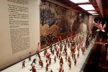<p>These are miniature figures created to resemble a folding screen illustrating the Summer War of Osaka in 1615. The troops of Sanada Yukimura (defending Osaka Castle) and Matsudaira Tadanao are fighting against each other</p>