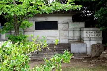 '교육에 관한 제국의 서술'을 기념하는 석기 기념물