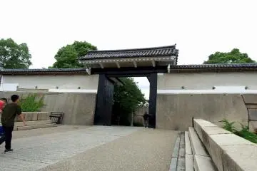 <p>...only a few people were entering the gate now</p>