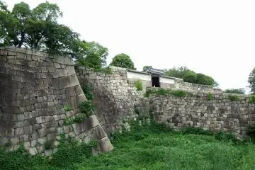 <p>The 'Empty moat', Sakuramon Gate and the stone walls &nbsp;</p>