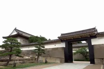 <p>The Otemon Gate and the Sengan Turret viewed from the outside. It looks like something you see in a period drama!</p>