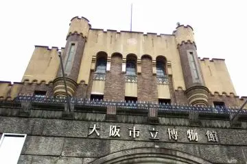 낡은 건물을 올려다보는 것