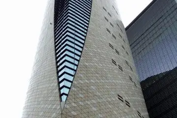 구 오사카 시립박물관은 2001년 오사카성 공원 바로 외곽에 새 오사카 박물관이 개관하면서 문을 닫았다