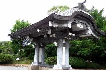 <p>The purification basin. This is made of concrete (I knocked on it to check!)</p>