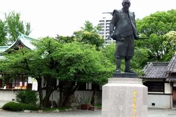 <p>Statue of Toyotomi Hideyoshi, the king of Japan who built the original Osaka Castle in 1583, on the grounds of Hōkoku Shrine in Osaka</p>