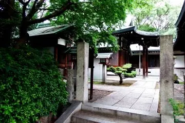 오사카성 공원에 있는 호코쿠 신사에 들어서면, 작은 사당들이 발견된다