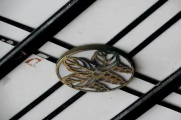<p>Rusty gold crest of Paulownia of 5-7 (Toyotomi Clan crest)</p>