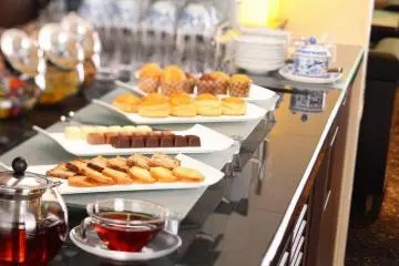 delightful petit fours for afternoon tea at the Club Lounge (Photo: Crowne Plaza Osaka)