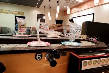 Los platos de sushi van girando frente a ti, pero puedes pedir directamente al chef tras la barra