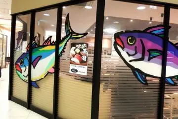 Peces de lo más coloridos decoran las ventanas del "Kitano-Oyaji"