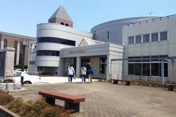 <p>The modern library building would be on your right as you head north, with the Gloria Chapel immediately north of the library</p>