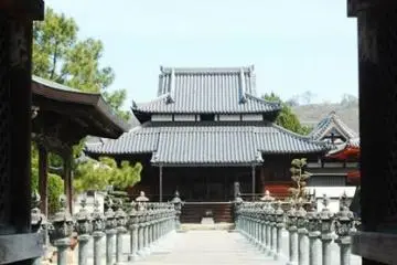 <p>The pathway to the main temple of Sagami-ji.</p>