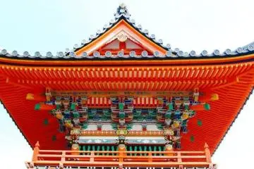 <p>The beautiful detailing of this temple creates an impressive display of colors that make it look different from any angle.</p>
