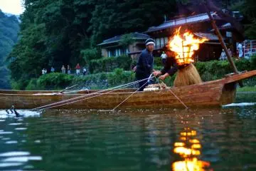 <p>บนเรือจะมีทั้งชาวประมงผู้เชี่ยวชาญกับลูกเรือช่วยพายเรือ</p>
