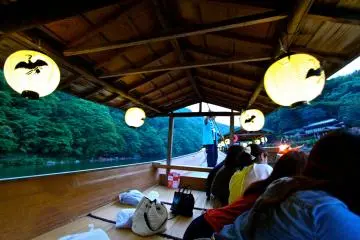 <p>บรรยากาศบนเรือ ชาวญี่ปุ่นยื่นหน้าดูกันด้วยความสนใจ</p>