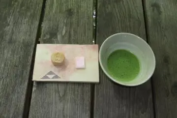 <p>Japanese treats with a cup of green tea, served in a tea house&nbsp;(400 yen)</p>