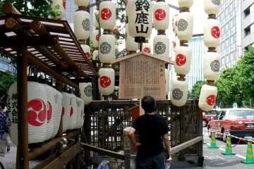 <p>Many of the floats feature strings of large paper lanterns</p>