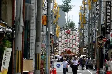 <p>The tall floats can be seen from far away</p>