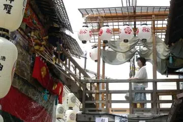 <p>Some of the two story floats are connected to buildings with bridges so that people can enter the floats (for a fee, of course)</p>