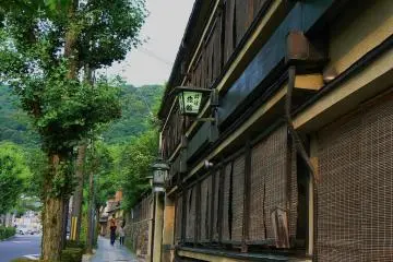 고다이지를 향한 길에는 매우 매력적이며 전통적인 가게와 식당이 줄지어 있다.