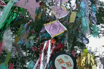 종이 연결고리, 별과 얼굴를 포함한 장식들