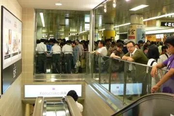 <p>Crowded subway station</p>