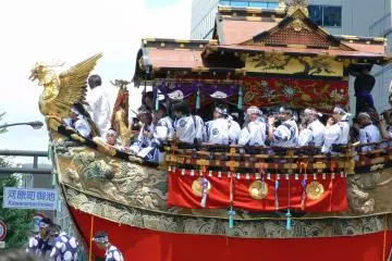 <p>My favorite float was shaped like a boat</p>