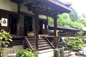 Wandering here is like strolling in your own country villa.
