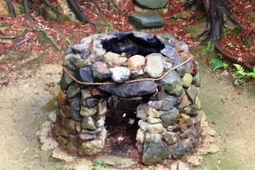 Today, you can still see the salt kiln used for boiling water at Jurinji Temple, also known as Narihira-dera, named after the Heian period poet.