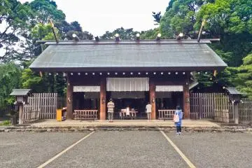 <p>The main shrine; peaceful on most weekdays but heaving during the New Year's period</p>