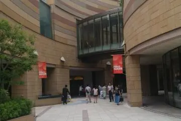 <p>This is another view of Namba Parks. Continue to walk straight</p>